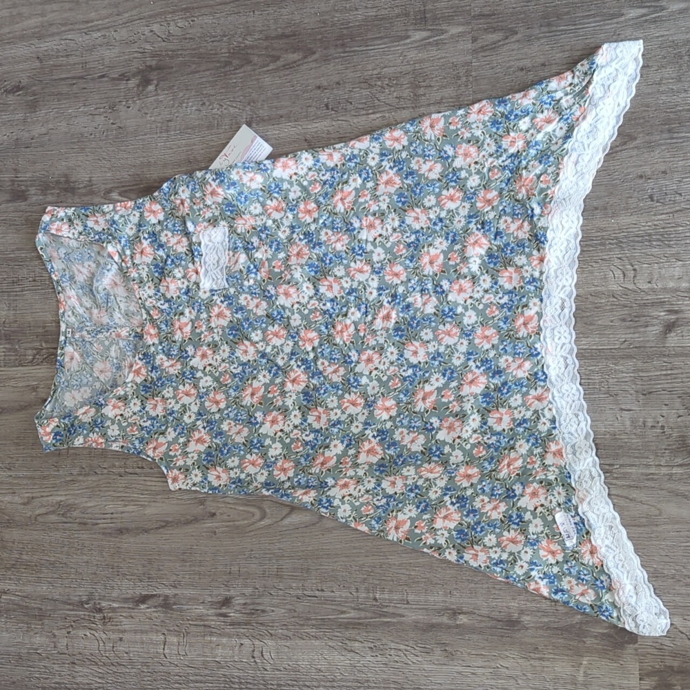 NWT Floral Tank Top with Asymmetrical/Handkerchief Hem - ByTavi Brand - Size M